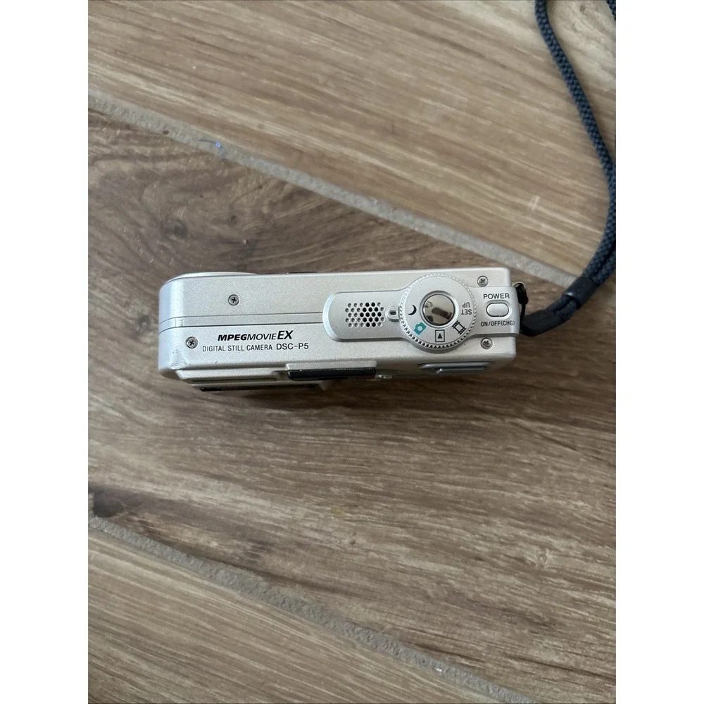 Sony‎ Cybershot Camera w/ Case/charger & Dead Battery